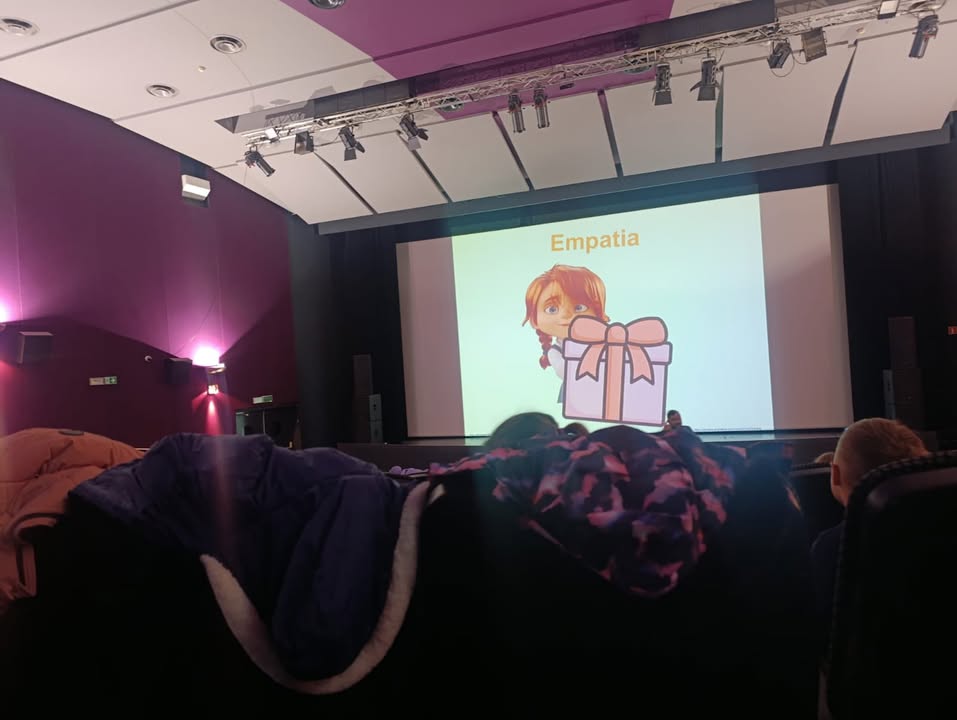 Kino Amok Wycieczkaszkolna Klasa1a Klasa1b Empatia Uczymysi Edukacjaemocjonalna Wsp Bajka Rado